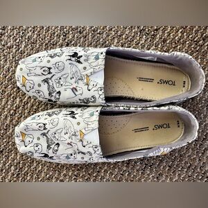 TOMS White and Gray Dog Alpargatas